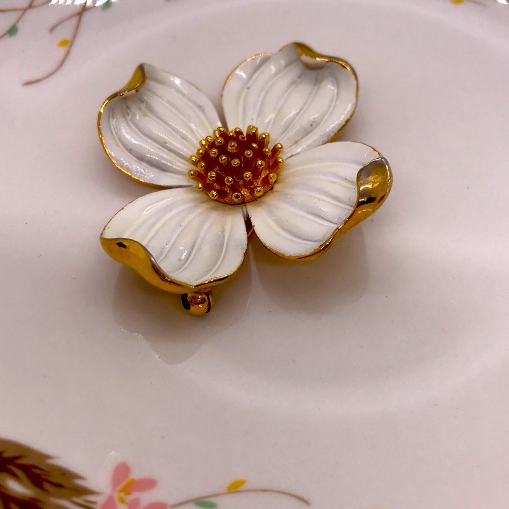 Signed Vintage Crown Trifari White Enamel Gold Tone Brooch Dogwood Flower